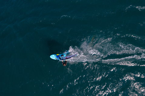 Fanatic Eagle LTD Freeride Windsurf Board beim Windsurfen auf dem Gardasee aus der Vogelperspektive