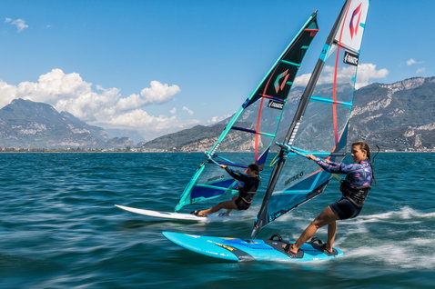 Fanatic Eagle LTD Freeride Windsurf Board beim Windsurfen auf einem alpinen See