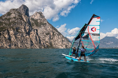 Fanatic Eagle LTD Freeride Windsurfboard beim Windsurfen auf einem Alpensee mit Bergkulisse