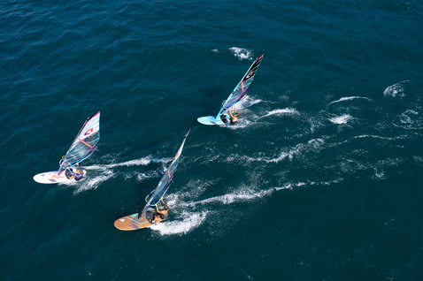 Fanatic Gecko HRS Freeride Windsurfboard beim Windsurfen am Gardasee aus der Vogelperspektive