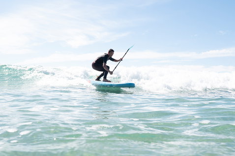 Duotone SUP Fly Air iSUP Package beim SUP-Surfen auf dem Meer in Sardinien