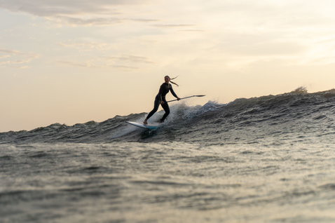 Duotone ProWave LTD SUP board de vague lors d'une session surf en océan au coucher du soleil
