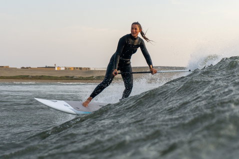 Duotone ProWave LTD planche SUP de vague lors d'une session de surf sur l'océan