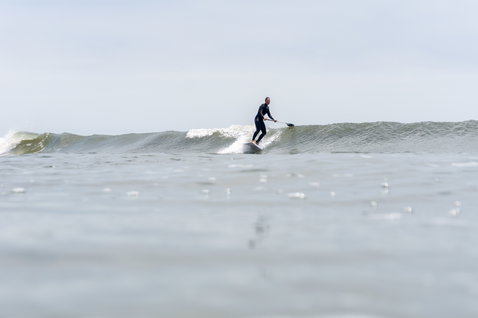 SUP Duotone ProWave LTD en train de surfer des vagues sur l'océan