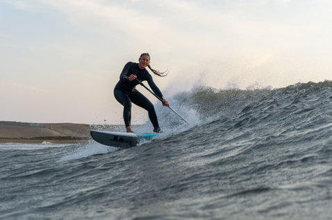 Duotone ProWave LTD planche SUP de vagues lors d'une session de surf en côte