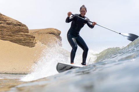 Planche SUP Duotone ProWave LTD en surf de vagues sur une côte de grès