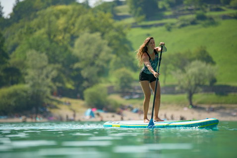 Fanatic Ray Air Premium aufblasbares Touring SUP Board beim Stand Up Paddeln auf einem See