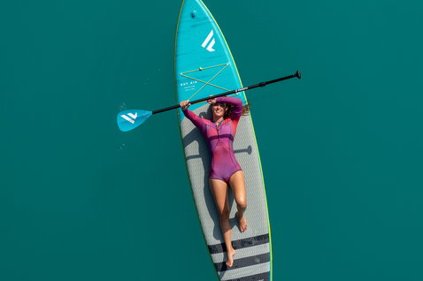 Fanatic Ray Air Premium aufblasbares Touring SUP Board in türkis mit Paddel, Draufsicht auf ruhigem Wasser