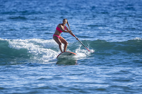 Duotone AllWave SUP Wellenboard beim Wellenreiten im Ozean auf Maui