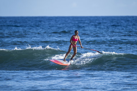 Duotone AllWave SUP Wellenboard beim Wave-Surfen auf dem Ozean in Maui