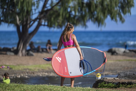 Duotone Fanatic AllWave SUP Wave-Board beim Wellenreiten am Strand von Maui in koralle und cyan