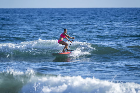 Duotone AllWave SUP Wellenboard beim Wellenreiten im Ozean vor Maui