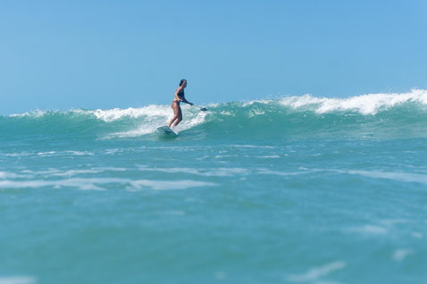 Planche de SUP Duotone ProWave lors d'une session de surf de vague sur l'océan par beau temps