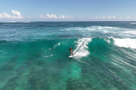 Duotone ProWave LTD planche SUP surf lors d'une session de surf de vagues sur océan turquoise