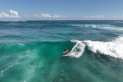 Duotone ProWave LTD SUP de vague en train de surfer sur l'océan vue aérienne