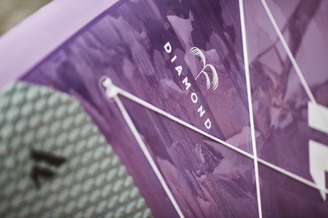 Détail du pont de la planche SUP Duotone Diamond en violet avec impression graphique et pad EVA