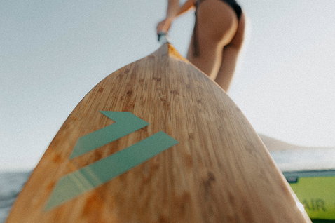 Fanatic Bamboo Carbon 60 Slim SUP-Paddel beim Stand Up Paddeln am Meer