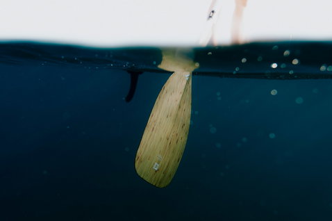 Fanatic Bamboo Carbon 60 SUP-Paddel mit Bambusblatt unter Wasser in tiefblauem Wasser