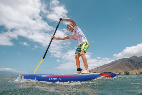Fanatic Ripper Air SLT kids iSUP board 7'10'' in cobalt blue during stand up paddling on the ocean
