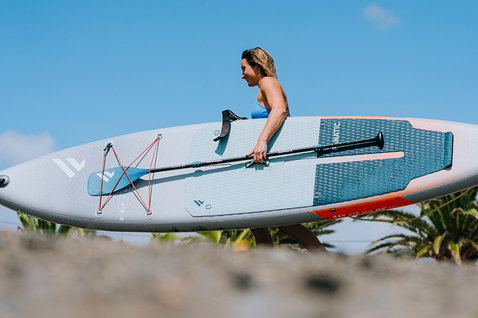 Fanatic Carbon 40 Slim Adj. 3-Piece SUP-Paddel beim Stand Up Paddling am Strand