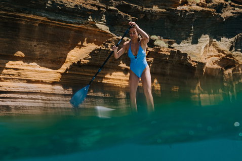 Fanatic Carbon 40 Slim Adj. SUP-Paddel beim Stand Up Paddling an einer felsigen Küstenbucht