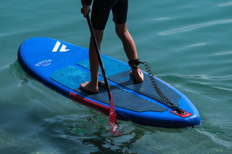 Fanatic Ripper Air SLT iSUP 7'10" in cobalt blue during stand-up paddling on calm water